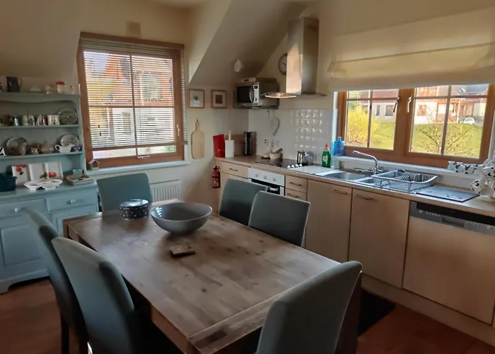 بيت للعطل Lakeside House In